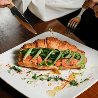 Круассан с семгой 