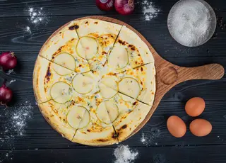 Пицца с грушей и голубым сыром