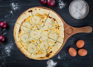 Пицца с грушей и голубым сыром