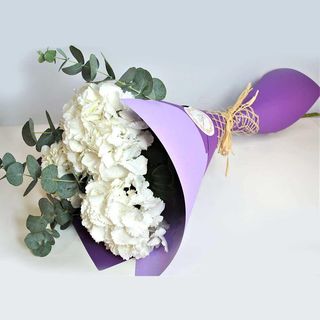 Buchet din 3 hortenzii albe cu eucalipt decorate in hartie mov