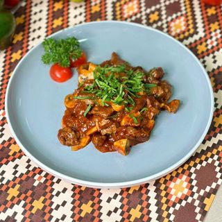 Телятина с овощами в винно-томатном соусе