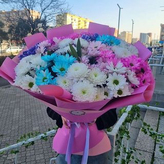 ფერადი ქრიზანთემების თაიგული 