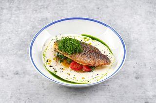 Дорадо, крем із цвітної капусти, соус велюте 