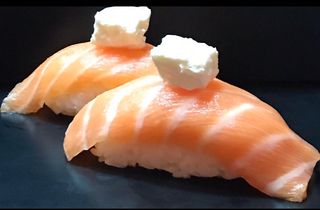Nigiri Salmón y queso Philadelphia (2 pzs.)