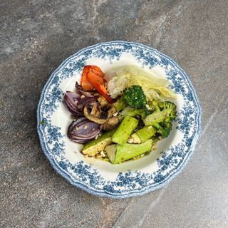 Овочі гриль з соусом песто