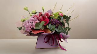 ფერადი ყვავილების ,,ჩანთის" კომპოზიცია