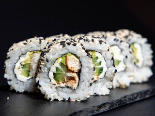 Каліфорнія з вугрем в кунжуті (225g)