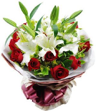 Ramo de rosas y liliums