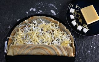 Палачинка  с кашкавал и сирене (220г)