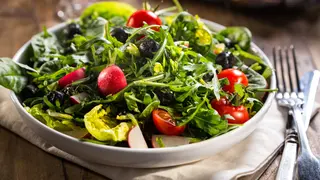 Ensalada De Rúcula Con Tomate Cherry Y Parmesano