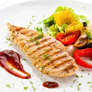 Смажені курячі стріпси з картоплею пюре та овочевий мікс (120/160/42г)