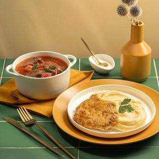 Комплекс: борщ, відбивна з картопляним пюре