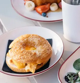 Bagel sa jajima i sirom