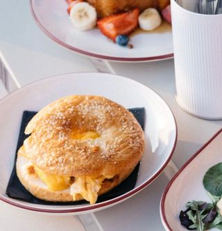 Bagel sa jajima i sirom