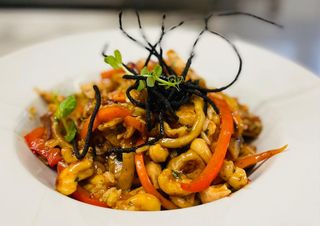 Pui Kung Pao cu alune, orez și legume asiatice (iute)