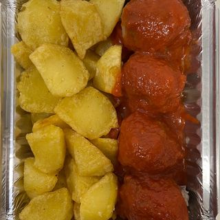 Albóndigas Con Tomate Y Patatas Fritas Caseras