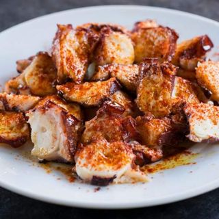 Pulpo a la brasa con hummus de remolacha
