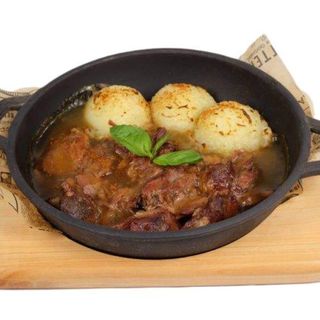 Телешки джолан с картофено пюре, печен сос и босилек