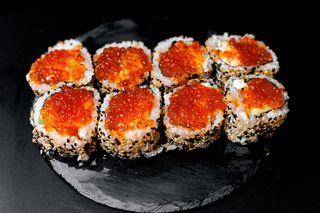 Uramaki łosoś z czapeczką z tobiko, serek, awokado. 8 szt.