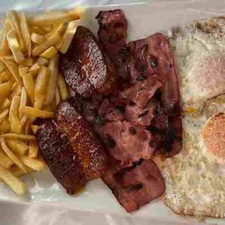 Txistorra con huevos, beicon y patatas