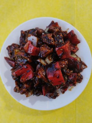 Hrskava svinjetina na kockice sa paprikom i crnim lukom