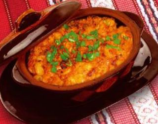 Запечен боб в кален съд с чесън и магданоз (300гр)