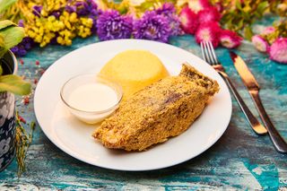 Crap prăjit cu mămăligă si mujdei