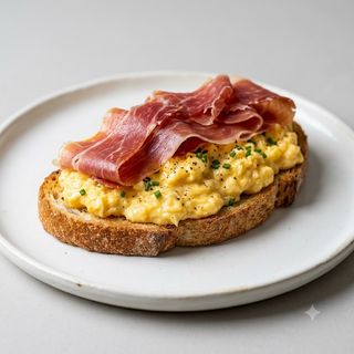 Tostada De Huevos Revueltos Con Jamón Serrano Duroc