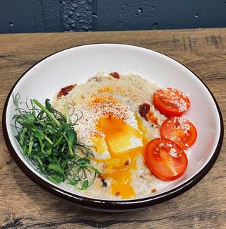 Вівсянка з фетою та в'яленими томатами