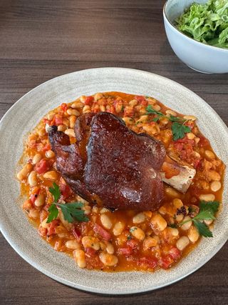 Ciolan crocant pe pat de fasole linistită