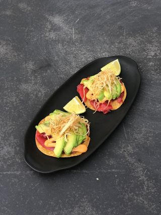 Tortitas de sashimi de atún con aguacate y mayonesa de chipotle