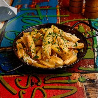 Cartofi prajiti cu usturoi si verdeata