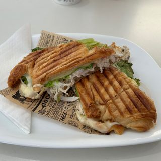 Croissant de pollo desmenuzado 