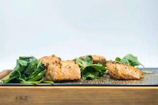 Tacos De Salmón Con Misho Rojo Y Espinaca Salteada