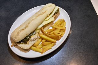 Bocadillo De Pechuga De Pollo de corral. INGREDIENTES OPCIONALES