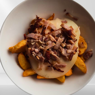 Patatas gajo con salsa cheddar, bacon y provolone.