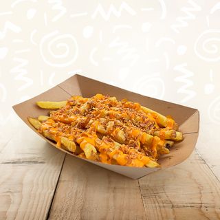 Hrskavi pomfrit sa topljenim čedarom i hrskavom slaninom