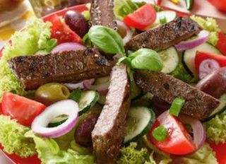 Plato Carne De Ternera Y Ensalada