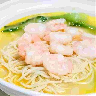 Sopa de tallarines con gambas 鲜虾面