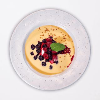 Crema De Mango Con Yogurt Y Frutos Rojos