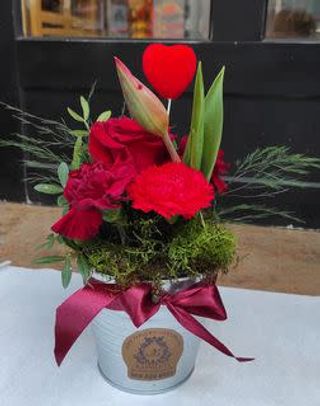 Crveno Cveće u Kantici sa Srcem