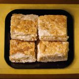 Placinta cu brânză dulce si stafide -la felie