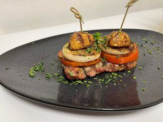 Магданозено - чеснова свинска вратна пържола (300г)