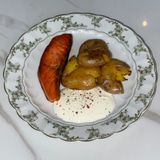 Лосось із запеченою картоплею і сіллю