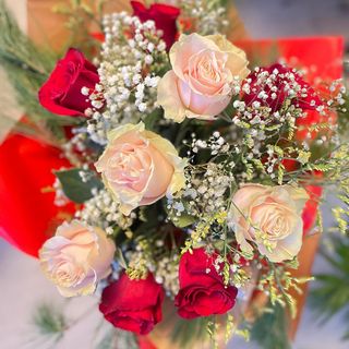 Buchet cu 9 trandafiri, două culori, gypsophila,  și verdeață