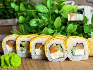 Сирний рол зі свіжим лососем (230g)