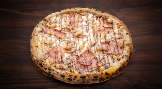 Піца з шинкою котто, куркою та ананасами