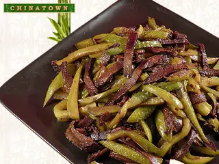 Салата телешко с мариновани краставици