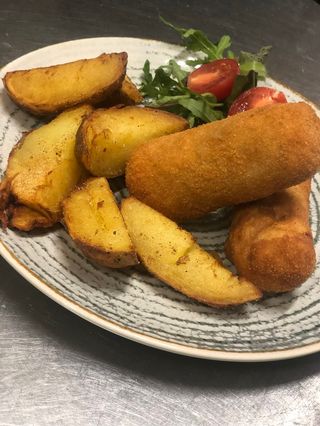 Cordon bleu de porc cu cartofi wedges