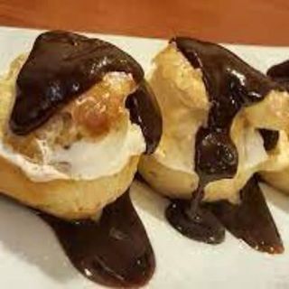 Profiteroles Con Sirope De Caramelo